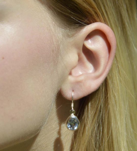 tropfenförmige Ohrhänger aus 925er Silber mit himmelblauem Topas