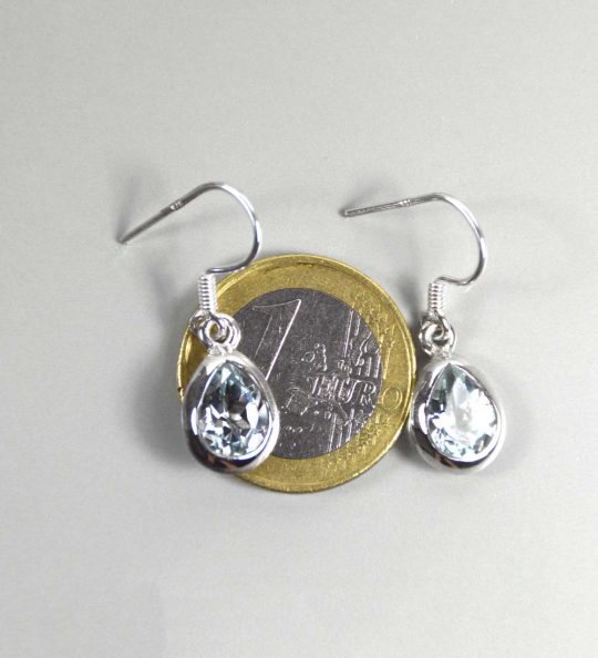 tropfenförmige Ohrhänger aus 925er Silber mit himmelblauem Topas
