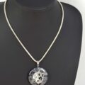 Larvikit Granit Donut 40 mm an Kette mit Donuthalter