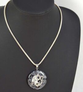 Larvikit Granit Donut 40 mm an Kette mit Donuthalter