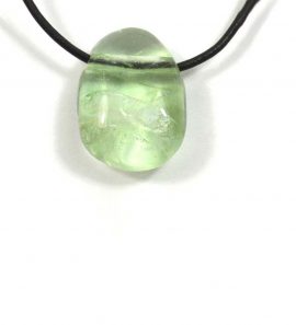 Gebohrter Trommelstein aus Fluorit grün