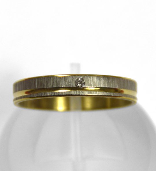 Ring Edelstahl goldfarben mit Stein ohne Mittelgrößen Breite ca. 4 mm