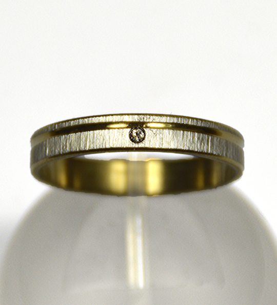 Ring Edelstahl goldfarben mit Stein ohne Mittelgrößen Breite ca. 4 mm