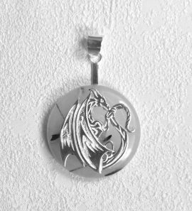 Turmalinquarz Donut 30 mm an Donuthalter Drache