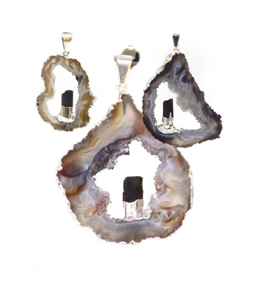 Exklusive Achat Geode versilbert mit schwarzem Turmalin