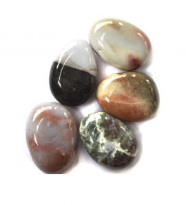 Sardonyx Trommelstein gebohrt