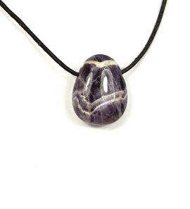 ein gemusterter Amethyst Trommelstein gebohrt an Lederband