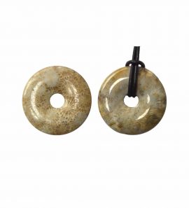 versteinerter Korallen Donut 30 mm zwei Einzelstücke, eines an Lederband
