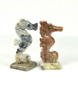 Seepferd Speckstein ca. 33 mm zwei Stück Ansicht rechte Seite