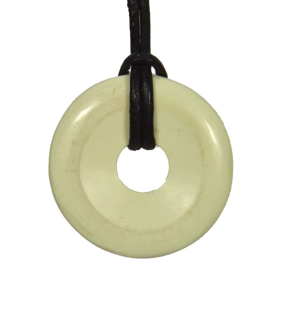 Zitronenchrysopras Donut 30 mm an Lederband Nahansicht