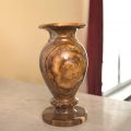 Vase Jorinde grün braun gemustertes Onyx Marmor Ansicht vorn mit Hintergrund