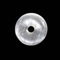 weißlich transparenter Selenit Donut 30 mm auf dunklem Grund