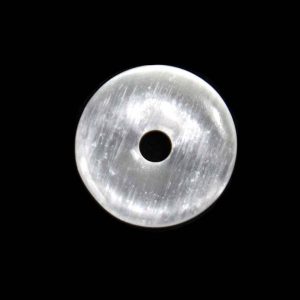 weißlich transparenter Selenit Donut 30 mm auf dunklem Grund