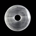 heller halbtransparenter Selenit Donut 30 mm auf dunklem Grund
