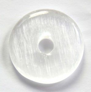 weißlich transparenter Selenit Donut 40 mm