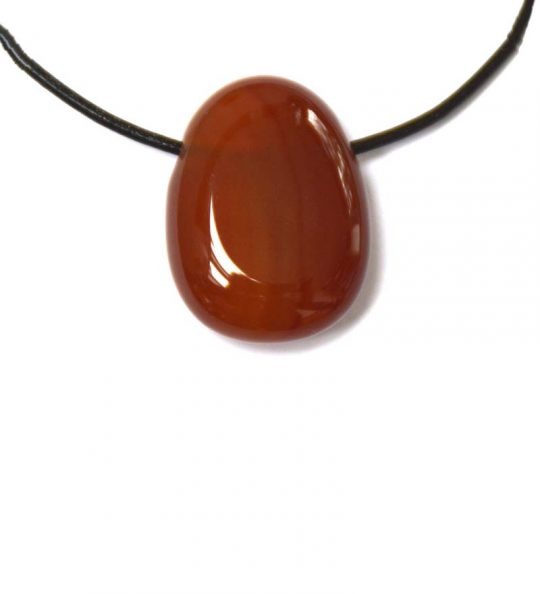 roter Carneol Trommelstein gebohrt in Form eines Tropfens