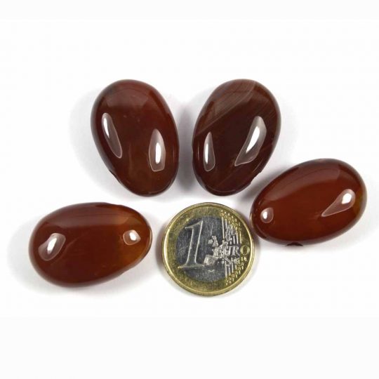 roter Carneol Trommelstein gebohrt in Form eines Tropfens