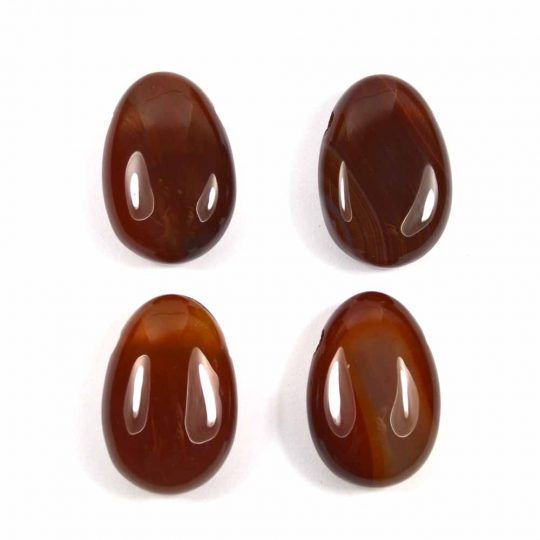 roter Carneol Trommelstein gebohrt in Form eines Tropfens