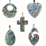 massiver gebohrter Trommelstein in Freeform aus Malachit