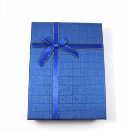 blauer Geschenkkarton mit Schleife