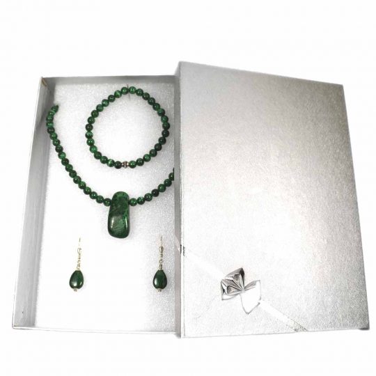 <p>grünes Malachit Geschenk Set Kette Armband und Ohrringe</p>