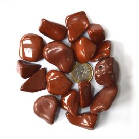 verschiedene Trommelsteine roter Jaspis mit 1-Euro-Stück