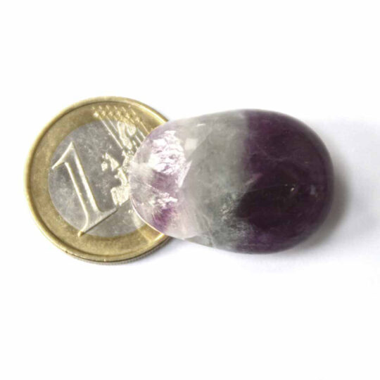 Beschädigter gebohrter Trommelstein aus Fluorit