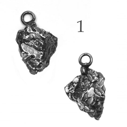 Meteoritenstück aus Eisen und Nickel mit Öse