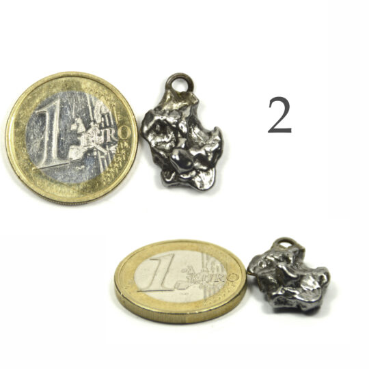 Meteoritenstück aus Eisen und Nickel mit Öse