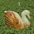 Schwan aus Onyx Marmor Abb. 1 rechte Seite stehend in Kleewiese