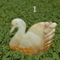 Schwan aus Onyx Marmor Abb. 1 linke Seite stehend in Kleewiese