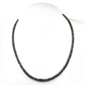Schwarze Opal Kette auf Büste