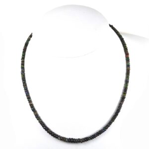 Schwarze Opal Kette auf Büste