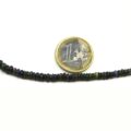 Schwarze Opal Kette dünne Buttons neben 1 Euro Stück