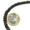 Schwarze Opal Kette dicke Buttons neben ein Euro Stück