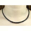 Schwarze Opal Kette getragen