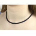 Schwarze Opal Kette am Hals getragen